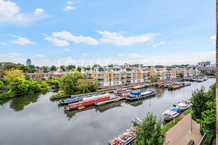 2 Bedroom Flat To Rent In Copland Court, Brentford Lock West, Brentford, TW8