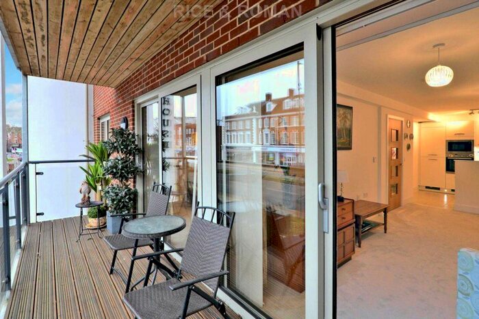 2 Bedroom Flat To Rent In Meadows House, Walton On Thames, KT12