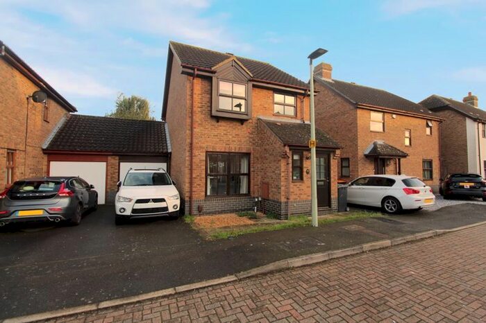 3 Bedroom Detached House To Rent In Bishops Road, Bedford, MK41