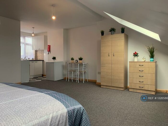 Studio To Rent In St. Pauls Road, London, N17