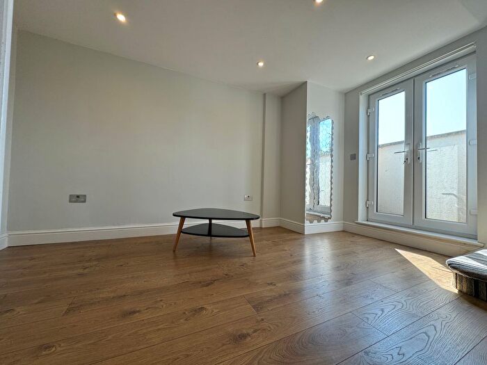 1 Bedroom Flat To Rent In Fairlawn Avenue, Chiswick, W4
