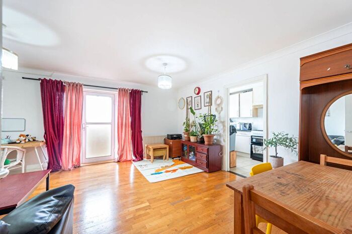 2 Bedroom Flat For Sale In Lucas Close, Willesden Green, London, NW10