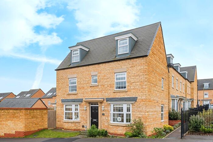 4 Bedroom Detached House For Sale In Woodpecker Way, Witney, OX28