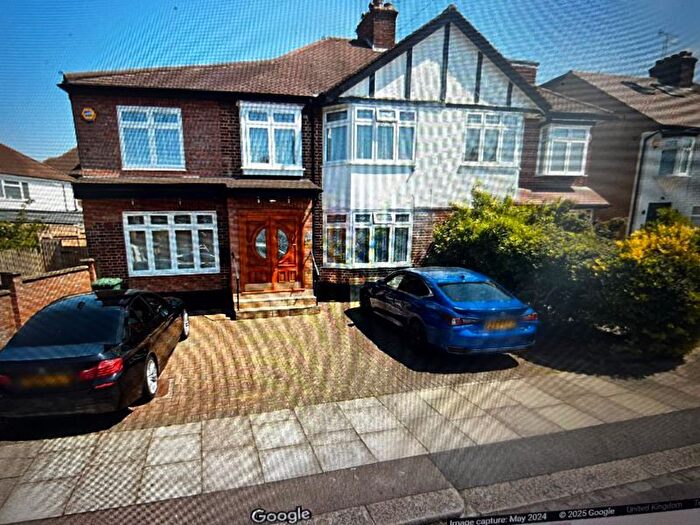 4 Bedroom Property To Rent In Alders Road, Edgware, HA8