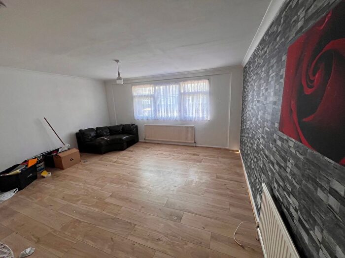 3 Bedroom Maisonette To Rent In Civic Way, Ilford, IG6