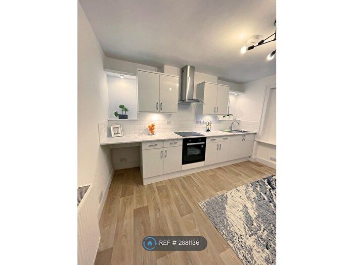 3 Bedroom Flat To Rent In Camberwell, London, SE5