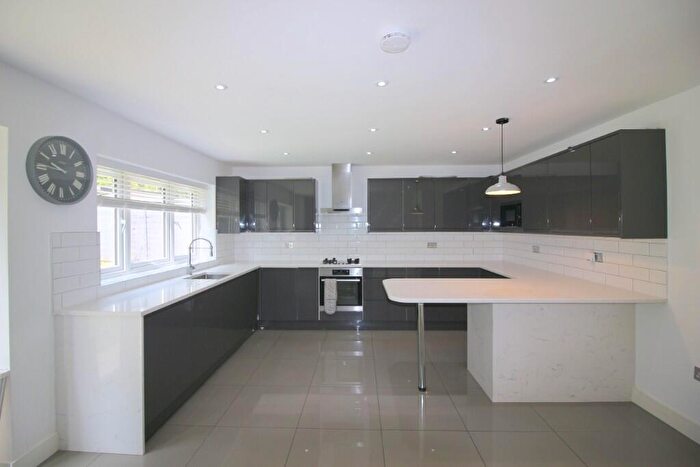 3 Bedroom Detached House To Rent In Orchard Close, EN6