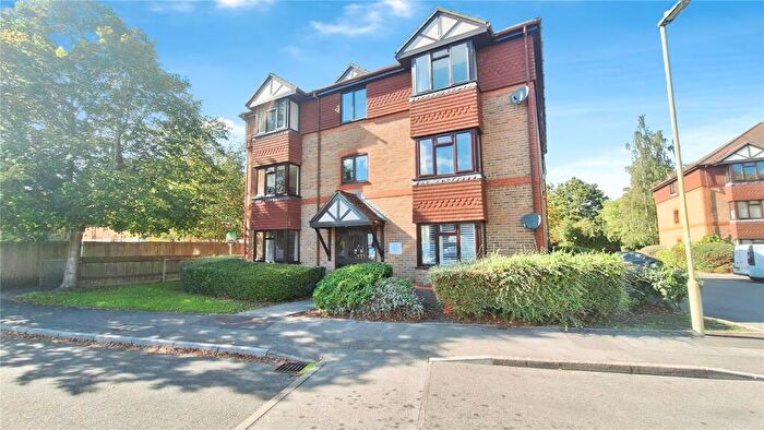 2 Bedroom Apartment For Sale In Chestnut Close, Fleet, Hampshire, GU51
