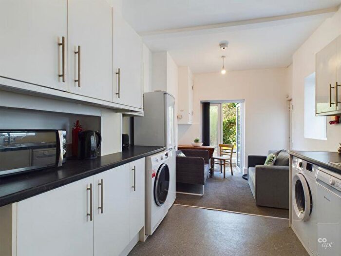 6 Bedroom House Of Multiple Occupation To Rent In Brading Road, Brighton, BN2