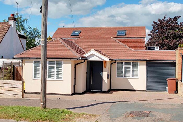 4 Bedroom Detached House For Sale In Sunnybank Road, Potters Bar, EN6