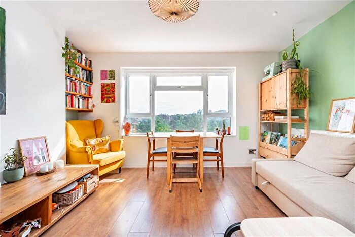 2 Bedroom Flat For Sale In Queensbridge Road, Queensbrige Road, E2