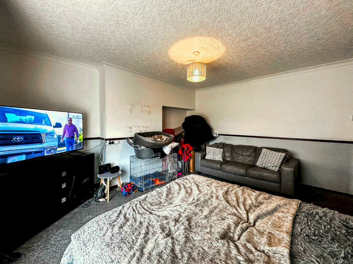 3 Bedroom Terraced House For Sale In Mastrick Road, Aberdeen, AB16