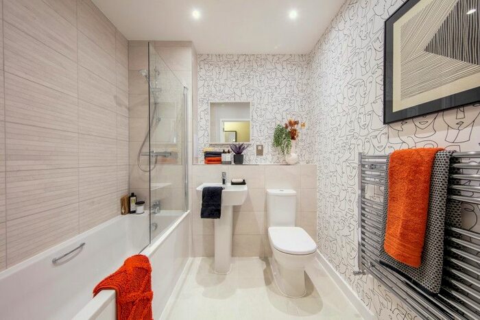 2 Bedroom Flat For Sale In Chailey Place, Hayes, UB3