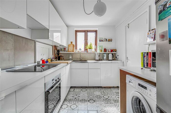 2 Bedroom Flat To Rent In New Park Road, London, SW2