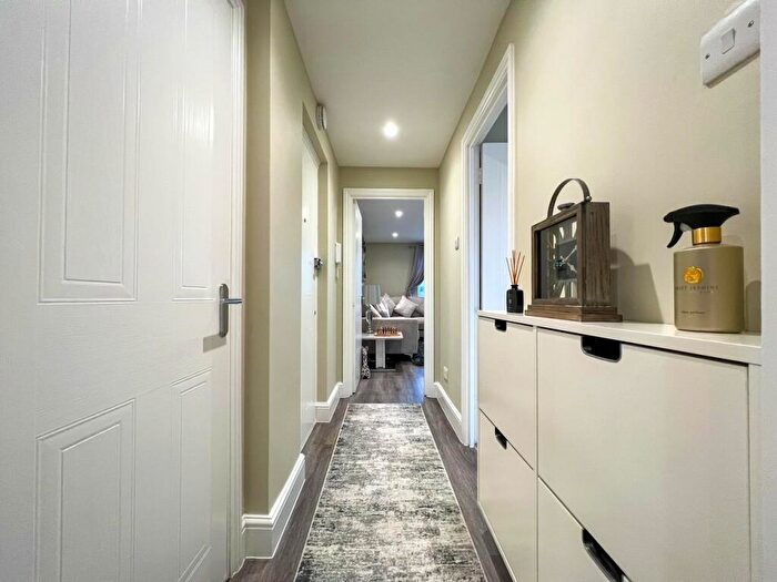 1 Bedroom Apartment For Sale In High Street, West Molesey, KT8