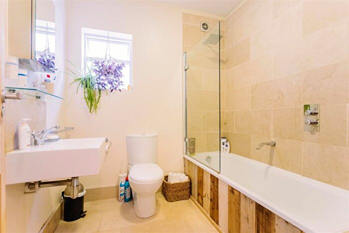 1 Bedroom Flat To Rent In Vale Grove, Manor House, N4