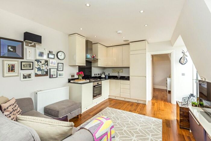 1 Bedroom Apartment For Sale In Ashley Crescent, Lavender Hill, London, SW11
