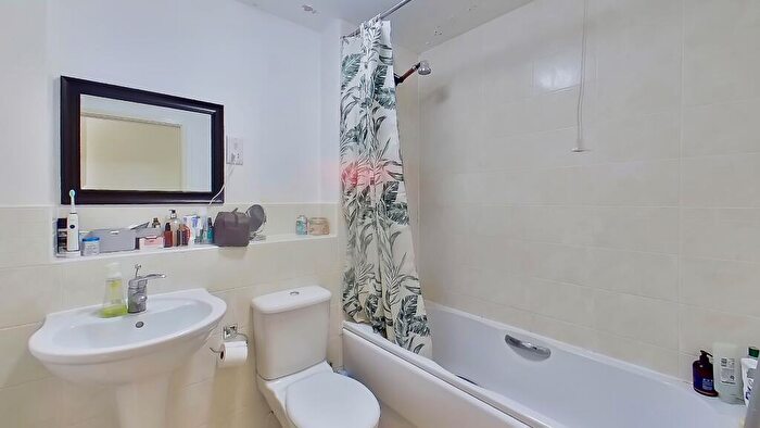 2 Bedroom Flat For Sale In Caxton Court, Burton-On-Trent, Staffordshire, DE14