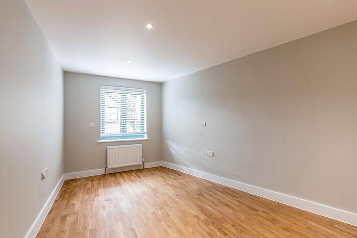 2 Bedroom Flat To Rent In High Street Plaistow - High Street, E13