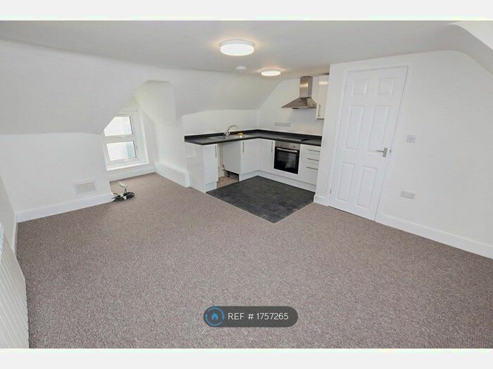 2 Bedroom Flat To Rent In Vestry Road, Street, BA16