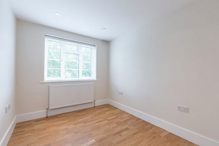 2 Bedroom Flat To Rent In Avenue Road, London, N14