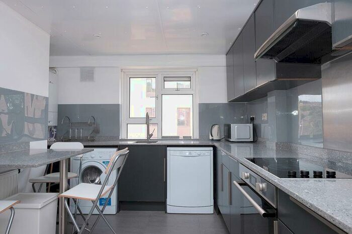 3 Bedroom Flat To Rent In Selsfield Drive, Brighton, BN2