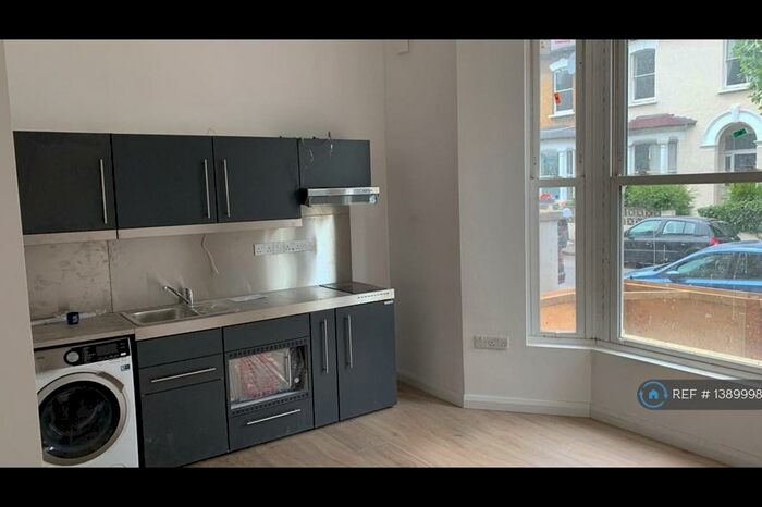 Studio To Rent In Goulton Road, London, E5