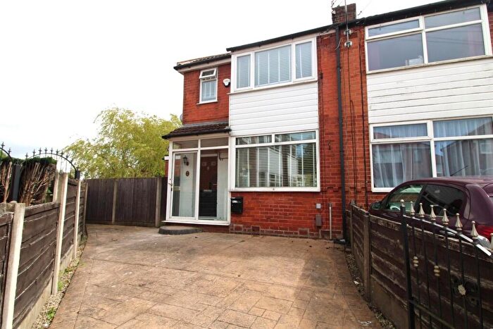 3 Bedroom Semi-Detached House To Rent In Lynn Drive, Droylsden, Manchester, M43