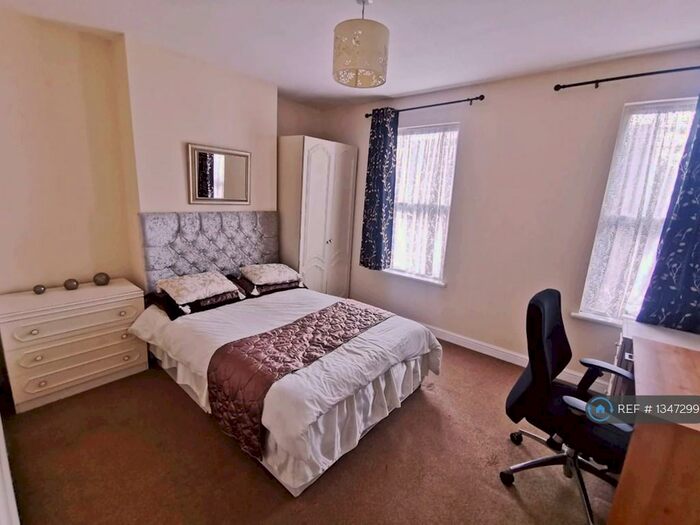 4 Bedroom Terraced House To Rent In Newham Avenue, Bedford, MK41