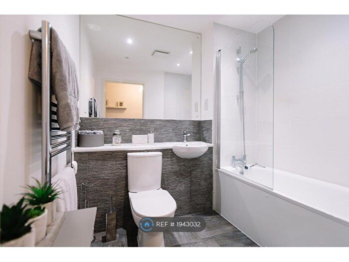 2 Bedroom Flat To Rent In Crowthorne Road, Bracknell, RG12