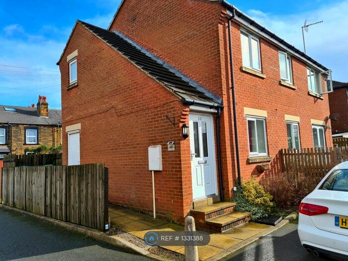 2 Bedroom Flat To Rent In Springfield Road, Morley, LS27