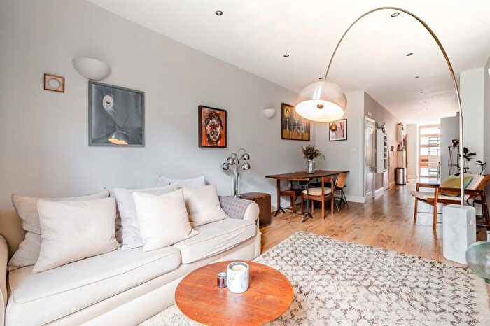 2 Bedroom Flat For Sale In Ellingfort Road, E8