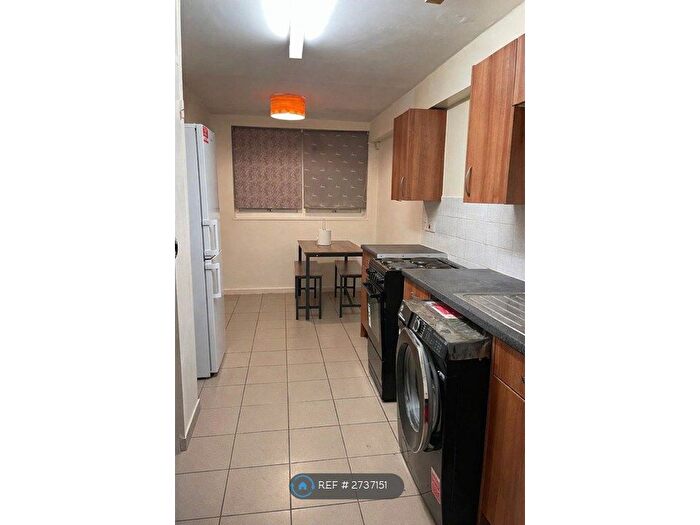 2 Bedroom Maisonette To Rent In Lulworth Court, London, N1