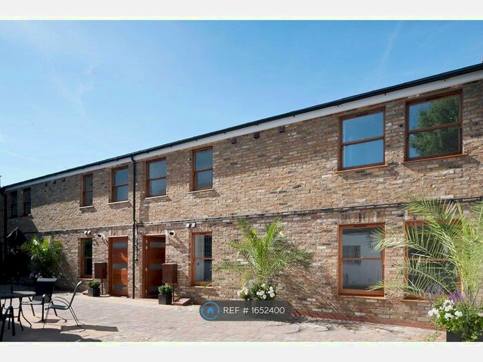 2 Bedroom End Of Terrace House To Rent In London, London, SW11