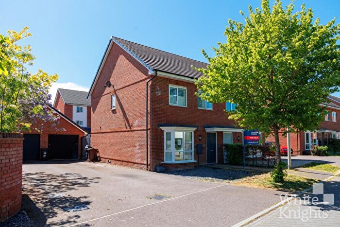 3 Bedroom Semi Detached House For Sale In Peartree Walk, Spencers Wood, Reading, Berkshire, RG7