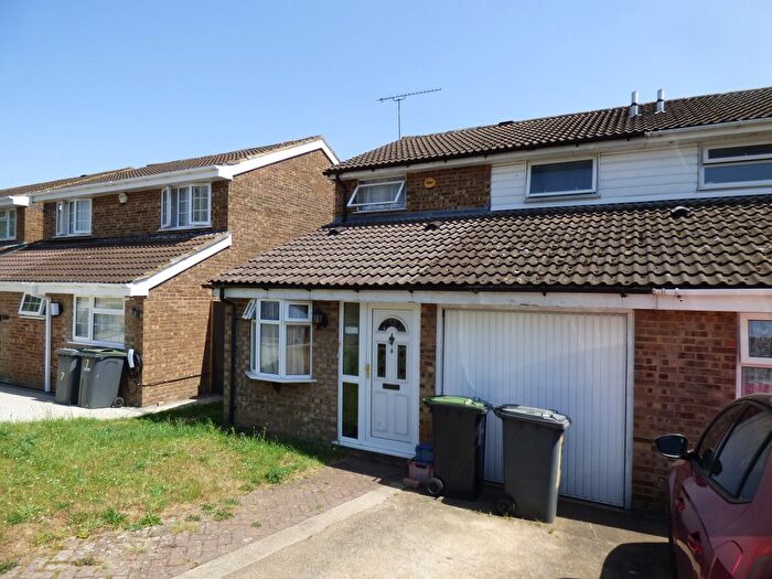 3 Bedroom Semi-Detached House For Sale In Brill Close, Luton, LU2