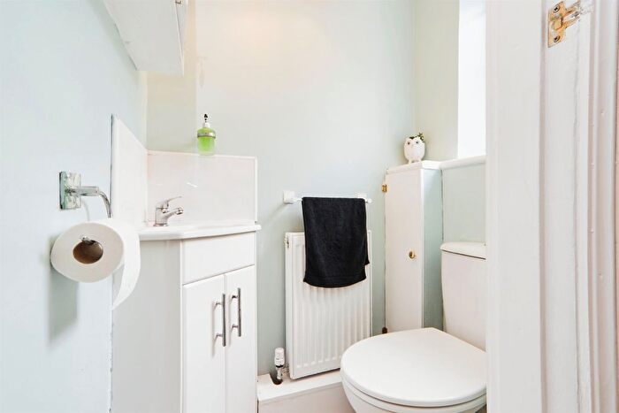3 Bedroom Semi-Detached House For Sale In Wykebeck Valley Road, Leeds, LS9