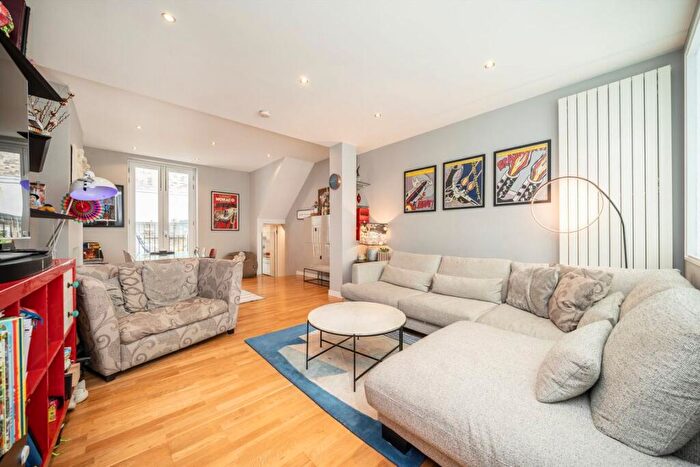 3 Bedroom Flat For Sale In Westbourne Road, Holloway, N7