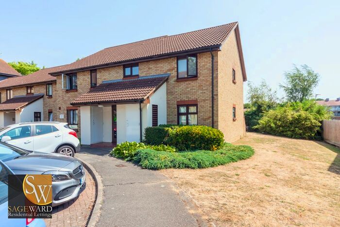 2 Bedroom Flat To Rent In King Arthur Court, Cheshunt, Waltham Cross, EN8