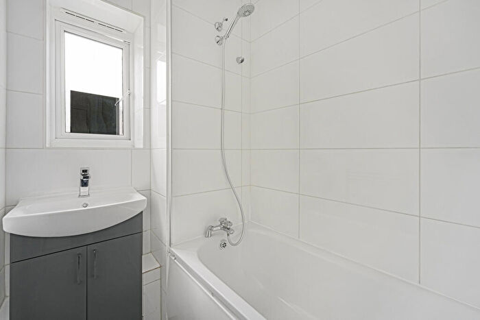 3 Bedroom Flat To Rent In Queensbridge Court, Queensbridge Road, E2