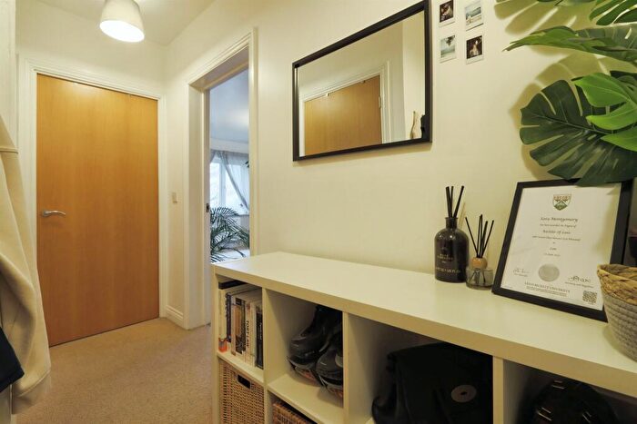 1 Bedroom Flat For Sale In Ash Court, Leeds, LS14