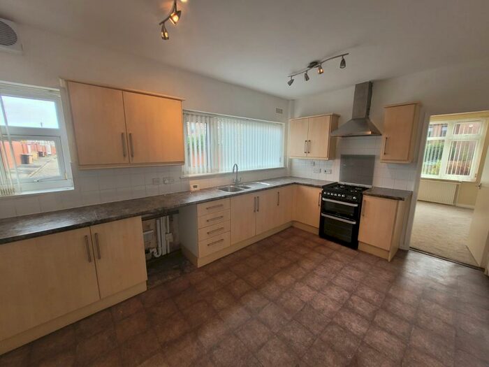 4 Bedroom House To Rent In Tonge Fold Road, Bolton, BL2
