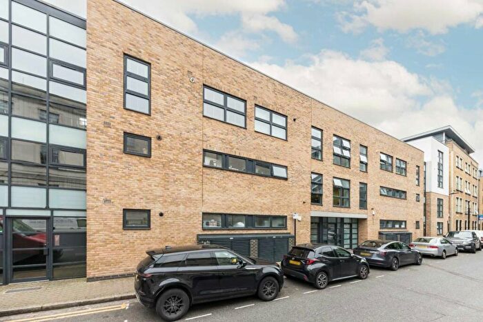 3 Bedroom Flat To Rent In Reading Lane, London Fields, E8