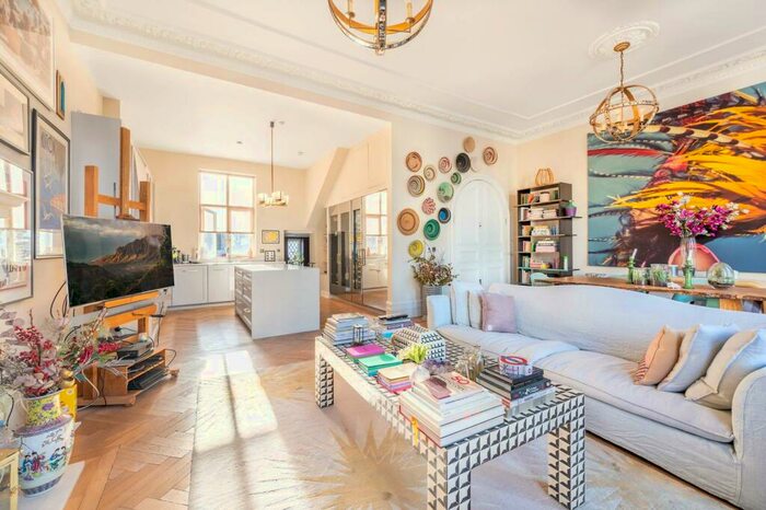3 Bedroom Flat To Rent In Redcliffe Square, Chelsea, London, SW10