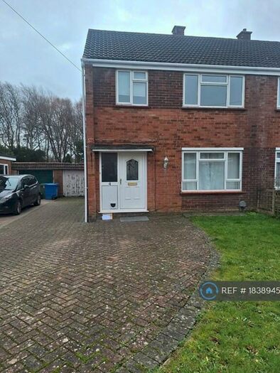 3 Bedroom Semi-Detached House To Rent In Whittle Crescent, Farnborough, GU14
