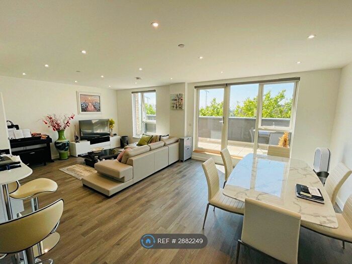 3 Bedroom Flat To Rent In With Parking, Acton Town, W3
