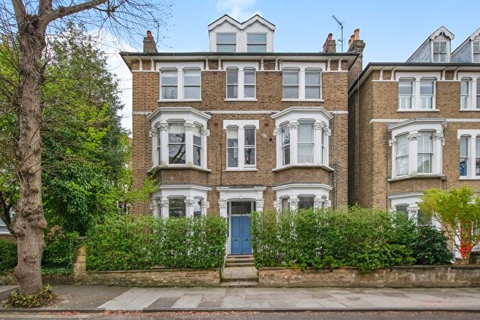 2 Bedroom Flat For Sale In Cardigan Road, Richmond, TW10