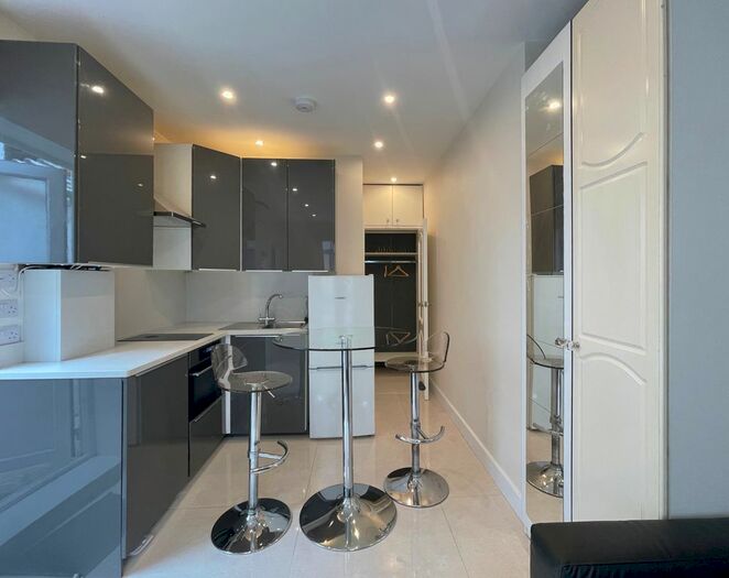 Studio To Rent In North Crescent, Finchley Central, London, N3
