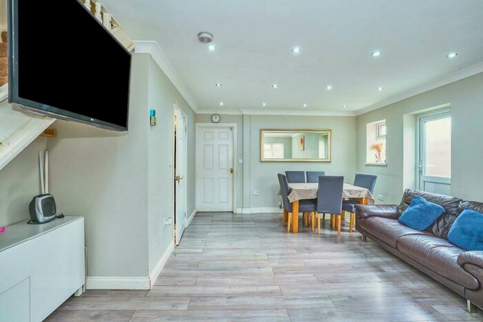 4 Bedroom End Of Terrace House To Rent In Shackleton Road, Slough, SL1