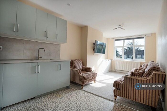 3 Bedroom Flat To Rent In Reading Road, Winnersh, Wokingham, RG41